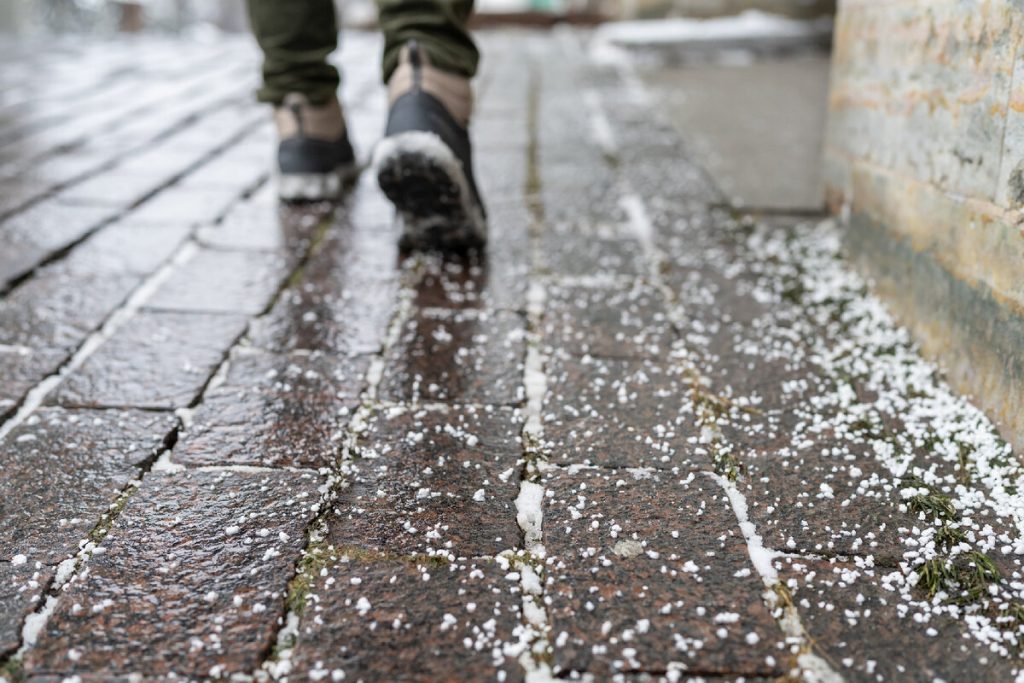 Odstraňování skvrn od silniční soli: domácí prostředek zabraňuje poškození na oblečení a podlahách.